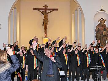 Gospels und Spirituals statt Kirchenlieder: Der Gospelchor "Light in the Dark" aus Bad Neustadt an der Saale gab in der fast vollbesetzten Klosterkirche Maria Bildhausen ein Konzert.  Foto: Dieter Britz