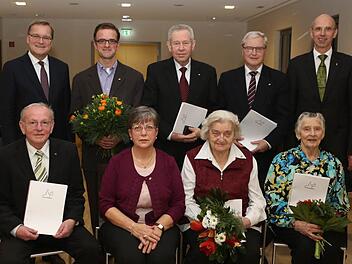 Die neuen Empfängerinnen und Empfänger der Bamberger Bürgernadel mit Oberbürgermeister Andreas Starke (hintere Reihe links) und MGO-Geschäftsführer Walter Schweinsberg (hintere Reihe rechts). Foto: Barbara Herbst