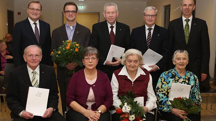 Die neuen Empfängerinnen und Empfänger der Bamberger Bürgernadel mit Oberbürgermeister Andreas Starke (hintere Reihe links) und MGO-Geschäftsführer Walter Schweinsberg (hintere Reihe rechts). Foto: Barbara Herbst