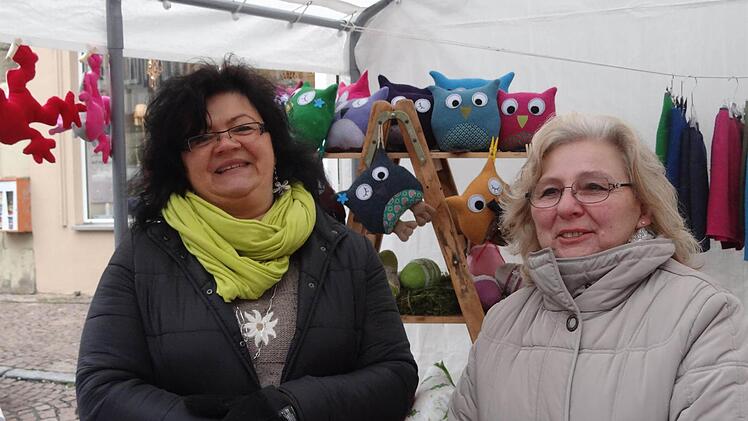 Claudia und Monika Hollfelder aus Litzendorf verkauften Schmuck und anderen selbstgemachten Schnickschnack.