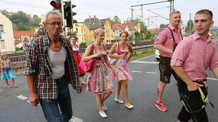 Die Besucher strömen zum Freischießen. Foto: Barbara Herbst