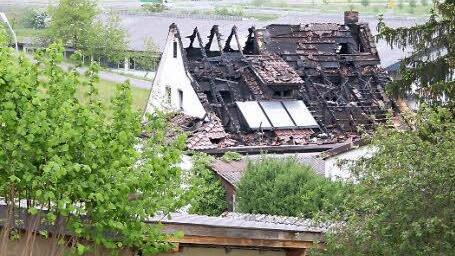 Das von einem Brand zerstörte Wohnhaus der Familie Krautwurst. Die Gemeinde Schneckenlohe hat jetzt ein Spendenkonto eingerichtet, um der Familie zu helfen. Foto: Herbert Fischer