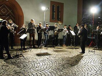 Der evangelische Posaunenchor Haßfurt gestaltete den Abschluss des begehbaren Adventskalenders am Alten Rathaus.