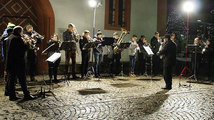 Der evangelische Posaunenchor Haßfurt gestaltete den Abschluss des begehbaren Adventskalenders am Alten Rathaus.