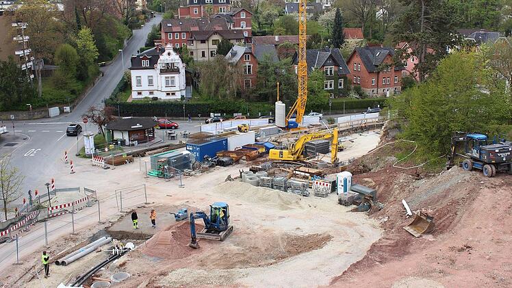 Die Baustelle vom ehemaligen DSZ-Gebäude aus gesehen. In Blickrichtung zum Kiosk wird der zweite Bauabschnitt hochgezogen. Foto: Ulrike Nauer