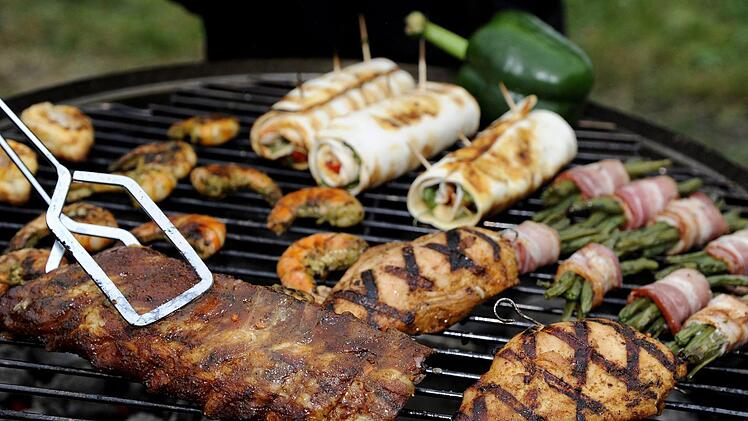 Die Grillsaison läuft auf Hochtouren. Damit bei der nächsten Grill-Party auch nichts schief geht, haben wir ein paar Tipps. Foto: Daniel Maurer/dpa