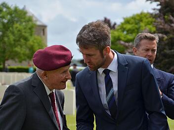 Zu den Feierlichkeiten anlässlich des D-Days in Ranville traf Bürgermeister Jochen Vogel wieder mit dem englischen Veteran Laurie Weeden zusammen und hat bereits ein Treffen für nächstes Jahr vereinbart.  Foto: Gemeinde Motten