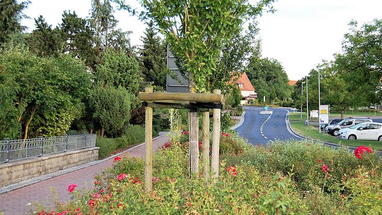 Für die Grünanlagen an der Hauptstraße in Oerlenbach und manches mehr brauchen Anlieger nicht zu zahlen. Foto: Sigismund von Dobschütz