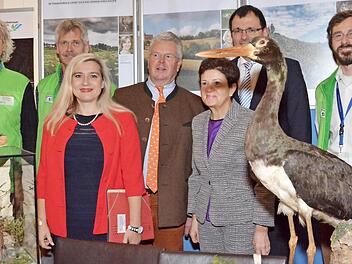 Die oberfr&auml;nkischen Gebietsbetreuer mit Ministerin Melanie Huml an ihrem Stand im Maximilianeum. Rechts Beate Singhartinger. Foto: p