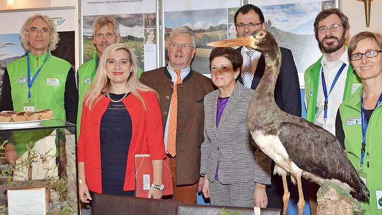 Die oberfr&auml;nkischen Gebietsbetreuer mit Ministerin Melanie Huml an ihrem Stand im Maximilianeum. Rechts Beate Singhartinger. Foto: p