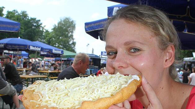 Essen macht glücklich, manchmal zumindest: Tamara Schmid genoss einen riesigen Langoos. Foto: Sonny Adam