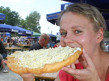 Essen macht gl&uuml;cklich, manchmal zumindest: Tamara Schmid genoss einen riesigen Langoos. Foto: Sonny Adam