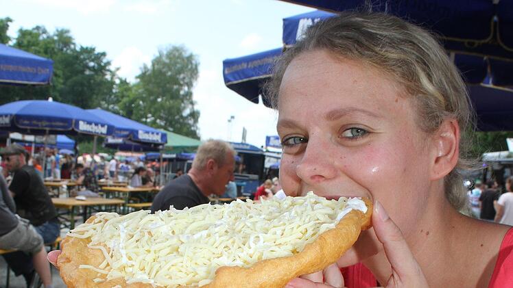 Essen macht glücklich, manchmal zumindest: Tamara Schmid genoss einen riesigen Langoos. Foto: Sonny Adam