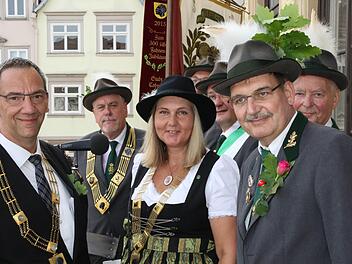 Das Fahnenbild mit den Bürgermeistern auf dem Rathausbalkon gehört traditionell dazu.Wolfgang desombre