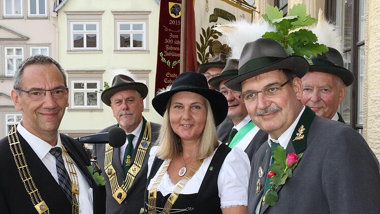 Das Fahnenbild mit den Bürgermeistern auf dem Rathausbalkon gehört traditionell dazu.Wolfgang desombre