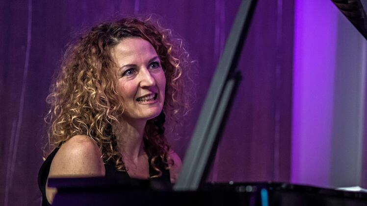 Gelungener Start in das neue Konzertjahr bei "Leise am Markt": Beatrice Kahl und John Davis begeisterten das Publikum in Coburg.Foto: Jochen Berger