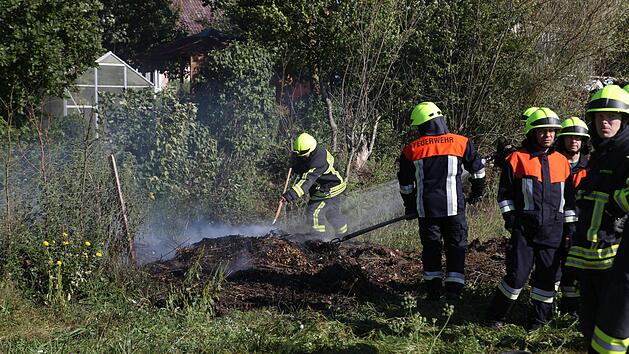 Um diesen kleinen Brand ging es eigentlich - am Ende steht f&uuml;r einen 57-J&auml;hrigen aus Lehrberg allerdings eine Anzeige wegen Widerstand gegen Rettungskr&auml;fte. Foto: News5/Haag