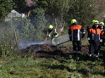 Um diesen kleinen Brand ging es eigentlich - am Ende steht für einen 57-Jährigen aus Lehrberg allerdings eine Anzeige wegen Widerstand gegen Rettungskräfte. Foto: News5/Haag