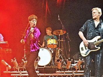 Begeisternd war der Auftritt der "Rolling-Stones"-Tributeband "Voodoo Lounge" beim Kulturamt Haßfurt live, die vor rund 300 Zuhörern in der Stadthalle in Haßfurt rockte. Das Bild zeigt (von links) Carlos Manzano, Dirk Wachsmuth, Bobby Ballasch, Eric Laabs, Immo Beuse und Dennis Czerner.  Fotos: Ulrike Langer