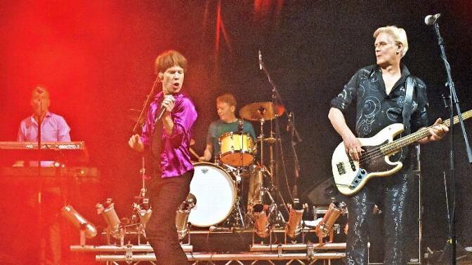 Begeisternd war der Auftritt der "Rolling-Stones"-Tributeband "Voodoo Lounge" beim Kulturamt Haßfurt live, die vor rund 300 Zuhörern in der Stadthalle in Haßfurt rockte. Das Bild zeigt (von links) Carlos Manzano, Dirk Wachsmuth, Bobby Ballasch, Eric Laabs, Immo Beuse und Dennis Czerner.  Fotos: Ulrike Langer