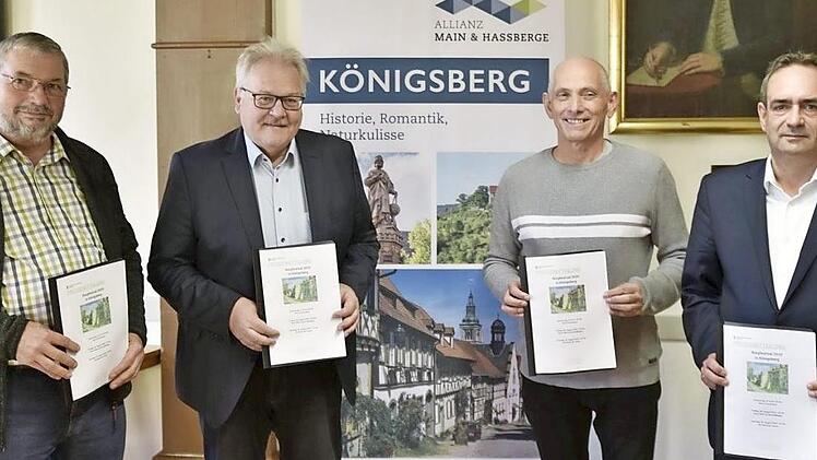 Zweiter Burgvogt Heinz-Dieter Schmidt von der Königsberger Schlossberggemeinde, Bürgermeister Claus Bittenbrünn, Wolfgang Heyder vom Veranstaltungsservice Bamberg und Andreas Holch vom Medienservice aus Ebelsbach (von links) bereiten das Open-Air-Burgfestival vor.  Foto: sn