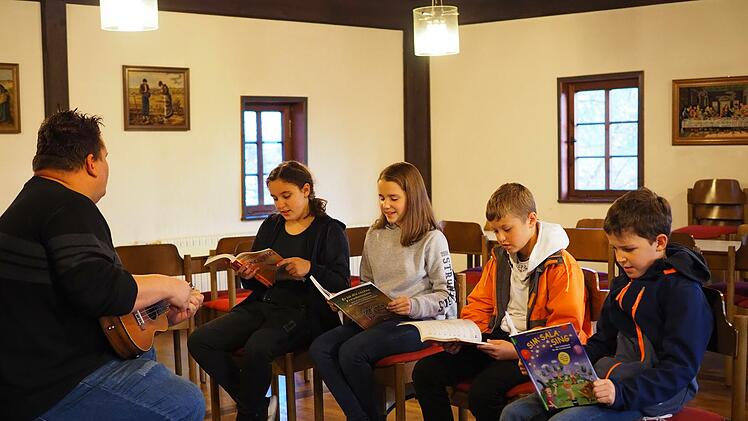 Der neu gegründete Jugendchor "Terzinfarkt" trifft sich immer freitags zum Proben im Gemeindehaus Gestungshausen. Paula (von links), Leni, Luis und Romeo hoffen, dass sich noch weitere Jugendliche finden, die Spaß am Singen haben.