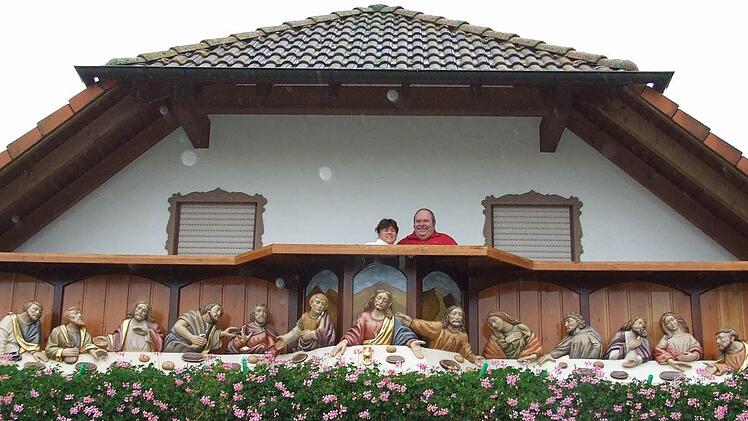 "Das letzte Abendmahl" am Balkon von Ewald und Doris Nöth  Foto: Marion Eckert
