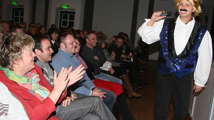 Zuckersüß mit weißen Zähnen: Das Eich nimmt im neuen Programm auch die Volksmusik-Szene aufs Korn.