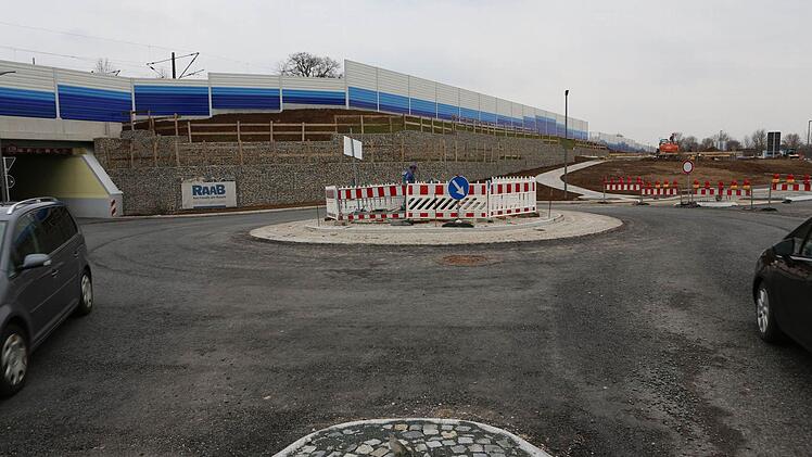 Der neue Verkehrskreisel an der Unterführung zum Bahnhof.