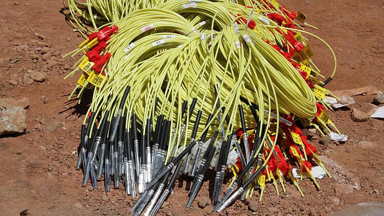 Die gelben Zündschläuche werden direkt in den Sprengstoff gesteckt.