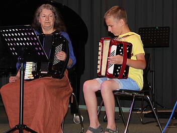Georg Müller mit seiner Lehrerin Karin Meyer-Jungclaussen.Fotos: Ralf Kestel