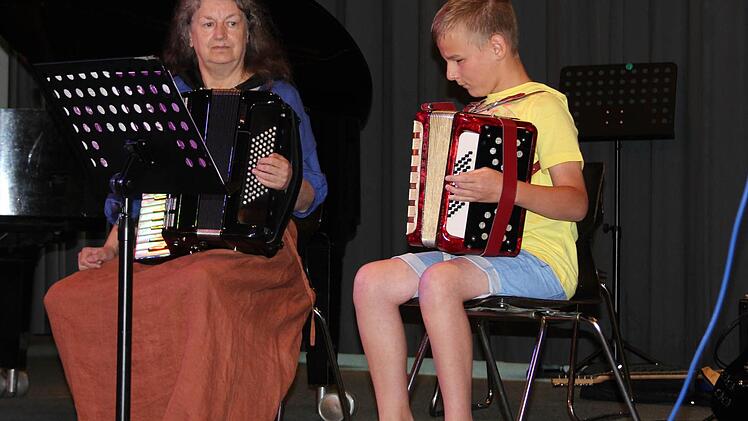 Georg Müller mit seiner Lehrerin Karin Meyer-Jungclaussen.Fotos: Ralf Kestel