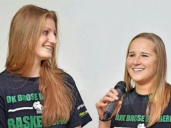 Die eine kommt von hier, die andere aus den USA, beide sprechen deutsch: Die Gymnasiastin Alina Hartmann (l.) und die Profispielerin Jessica Miller freuen sich, dass Damenbasketball in Bamberg seine Fans findet und gefunden hat. Fotos: Ronald Rinklef