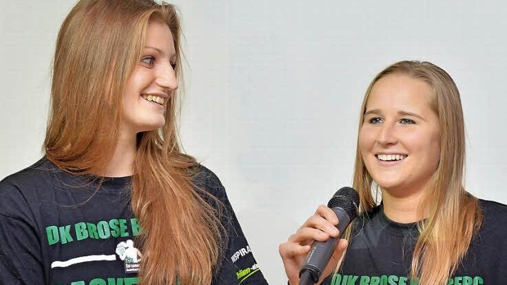 Die eine kommt von hier, die andere aus den USA, beide sprechen deutsch: Die Gymnasiastin Alina Hartmann (l.) und die Profispielerin Jessica Miller freuen sich, dass Damenbasketball in Bamberg seine Fans findet und gefunden hat. Fotos: Ronald Rinklef