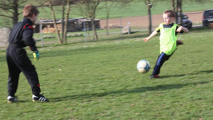 Beim Training zeigen die Kinder vollen Einsatz.  Foto: Robert Huger