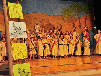 Begeistert gefeiert wurde das Musical "Eine Leiter führt zum Himmelsrand - von Engeln, Löwen, Jüngern und Propheten" von Reimund Hess, das der evangelisch-lutherische und der katholische Kinderchor in Haßfurt in der Stadthalle in Haßfurt aufführten. Foto: Ulrike langer