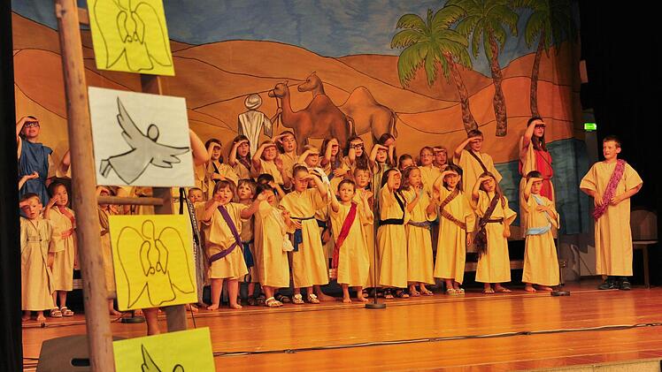 Begeistert gefeiert wurde das Musical "Eine Leiter führt zum Himmelsrand - von Engeln, Löwen, Jüngern und Propheten" von Reimund Hess, das der evangelisch-lutherische und der katholische Kinderchor in Haßfurt in der Stadthalle in Haßfurt aufführten. Foto: Ulrike langer