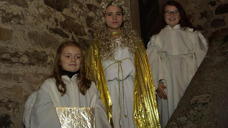 Das Christkind (Sandra Brell und seine Engel Lena Hauk und Marie Gensler) verlas den Weihnachts-Prolog und erzählte im Anschluss weihnachtliche Geschichten in der Wehrkirche. Foto: Winfried Ehling