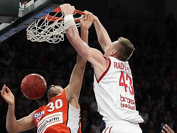 Leon Radosevic hämmert den Ball mit viel Energie in den Korb. Der Ulmer David Brembley (l.) hat das Nachsehen.  Foto: sportpress