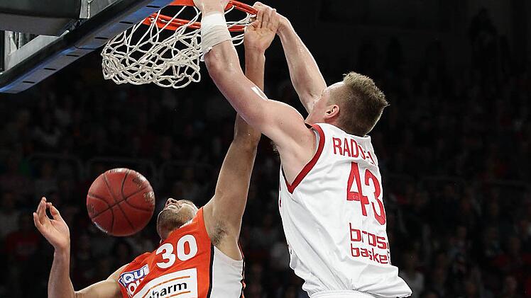 Leon Radosevic hämmert den Ball mit viel Energie in den Korb. Der Ulmer David Brembley (l.) hat das Nachsehen.  Foto: sportpress