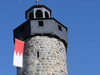 Der Fränkische Rechen weht am Turm der Burg Zwernitz. Fotos: Alexander Hartmann