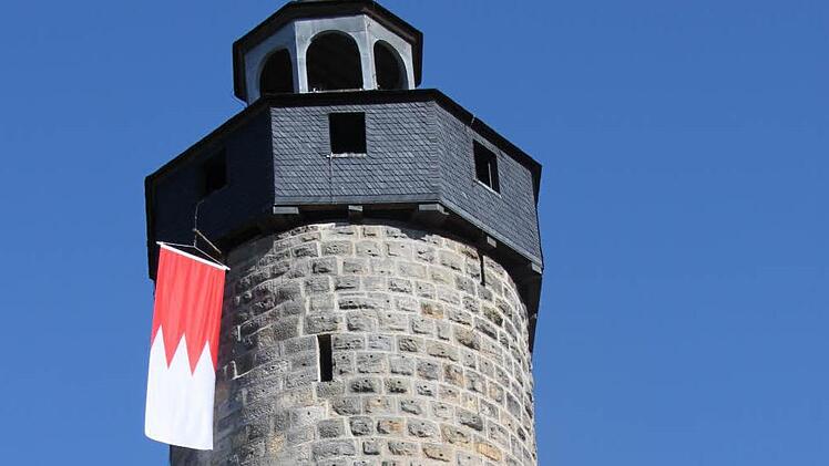 Der Fränkische Rechen weht am Turm der Burg Zwernitz. Fotos: Alexander Hartmann