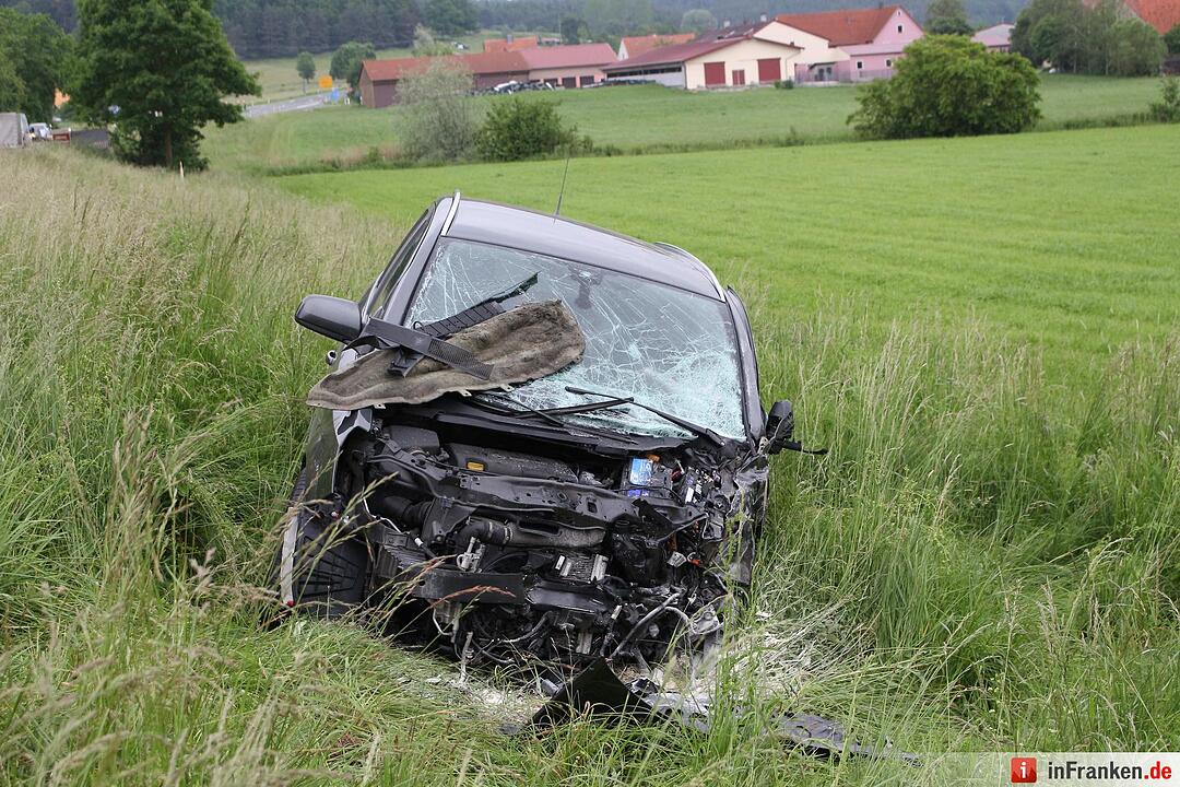 Fahrzeuge kollidieren auf Staatsstrasse