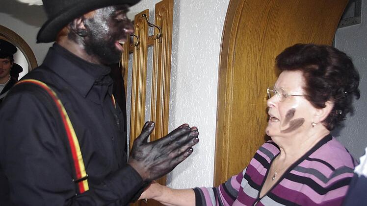 Schlotfeger Lorenz schwärzt Anna Jakob an.