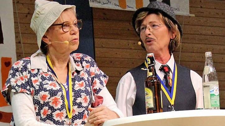 Bei Elisabeth Ort (l.) und Regina Baumgärtner alias Trampel und Schnösel bleibt kein Auge trocken. Foto: Johanna Blum