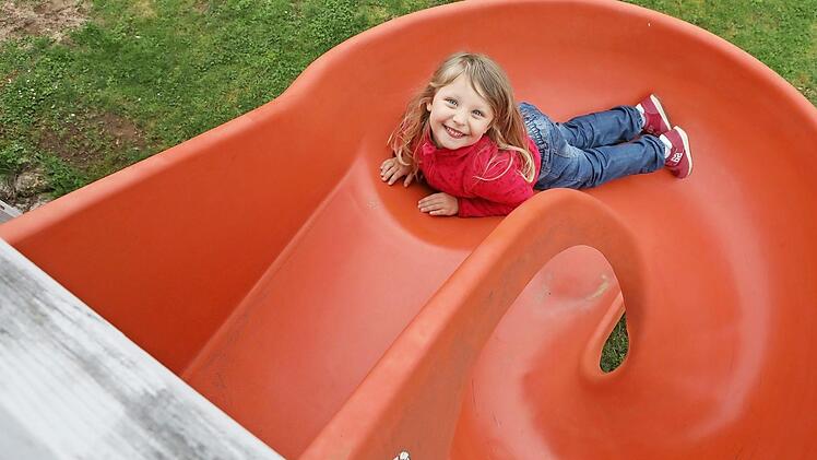 Die Spiralrutsche am Stelzenhaus im Garten reizt die vierjährige Elena immer wieder zu einer Rutschpartie. Foto: Barbara Herbst