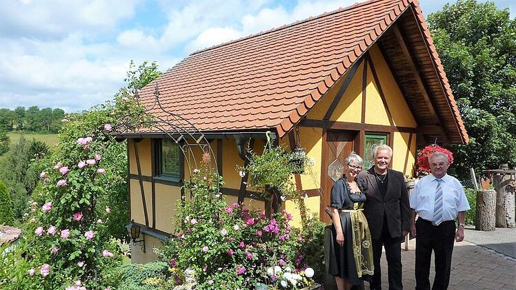 Viel zu sehen und zu bewundern gab es im Bereich des Forsthauses von Gaby und Jürgen Kotschenreuther mit Streuobstwiese, Beerensträucherplantage, Holzbackofen, Schwimmteich sowie vielen Tieren. Mit im Bild auch Gartenbauvorsitzender Heinz Büttner (rechts).  Foto: Gerd Fleischmann