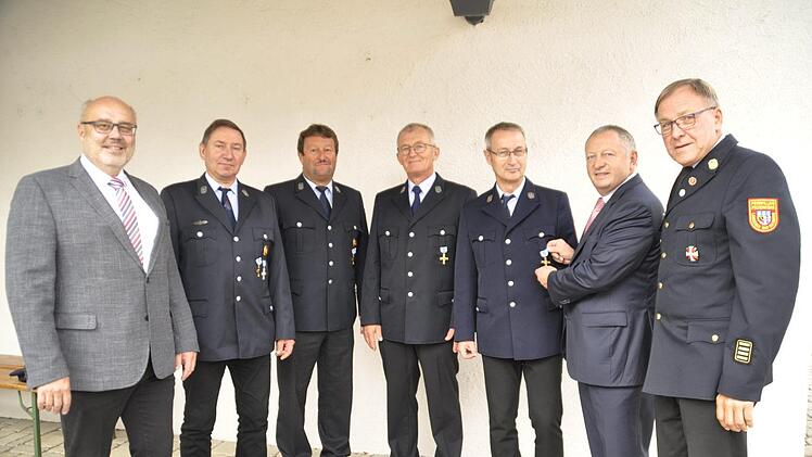 Sie opfern seit vier Jahrzehnten ihre Freizeit für die Sicherheit der Allgemeinheit: Michael Schlotter, Manfred Schubert, Kurt Will, Georg Wilm. Ihnen dankten für ihren Einsatz: Bürgermeister Franz Kuhn (links), Landrat Thomas Bold (2. von rechts) und Kreisbrandrat Benno Metz (rechts). Foto: Peter Klopf