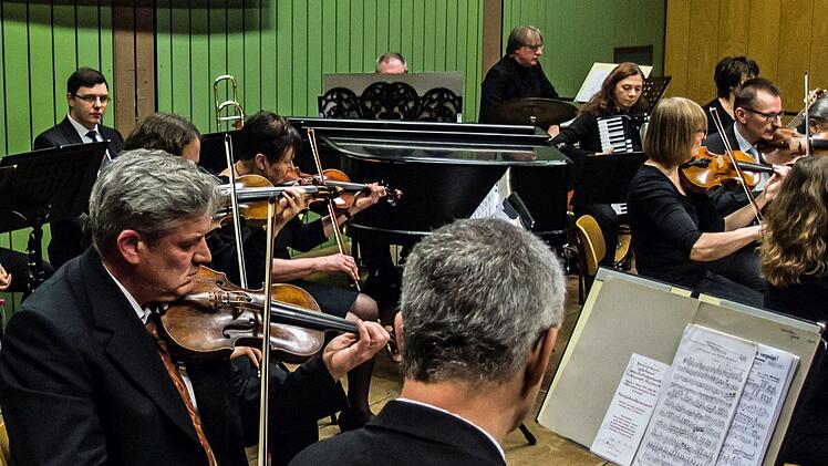 Impressionen vom Neujahrskonzert mit dem Musizierkreis Neustadt unter der Leitung von Norbert Luche.Foto: Jochen Berger