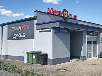 Diese Spielothek in Neustadt wurde in der Nacht zum 29. Mai überfallen. Der mutmaßliche Täter - ein 28-jähriger Neustadter - muss sich dafür nun vor Gericht verantworten. Foto: Christoph Böger